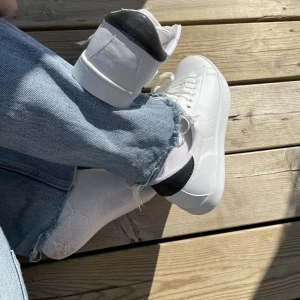 NLY shoes Stl 38 - Säljer mina oanvända fräscha vita sneakers från Nelly! Stl. 38, de passar tyvärr inte. Finns en liten fläck som jag lagt in bild på