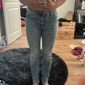 Jeans - Blå jeans, tajta över låren. Bra passform 