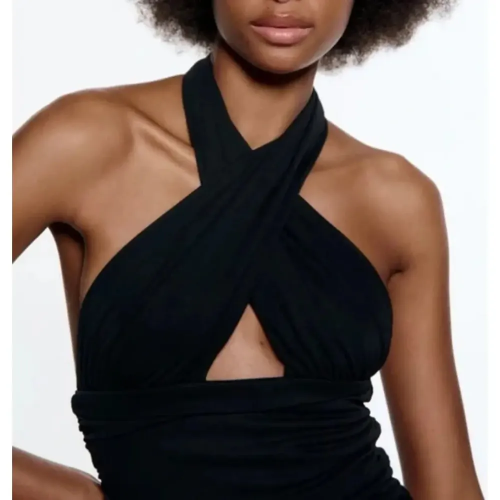 Säljer denna svarta halterneckklänning från Zara :) Går att ha på sig på två olika sätt som visas på bilderna. Aldrig använd (endast testad) med lappen kvar!. Klänningar.