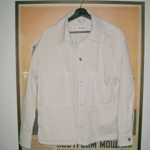 WEEKDAY ”Bryant” workwear jacka i Off white Strl S - Snygg och somrig WEEKDAY jeansjacka i lätt översize, härlig Ecru/Off white färg. Stora och praktiska fickor framtill och på sidorna.  Storlek S i herr men funkar för unisex också. I princip nyskick, endast små tecken på bruk.   Nypris 590:-