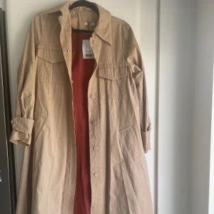 Oanvänd Ganni kappa - Oanvänd Ganni kappa strl 34. Kommit mot något längst ner på ena sidan troligtvis vid flytt. Se bild tre.  