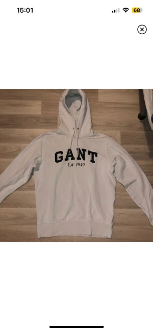 Gant hoodie - Säljer en oanvänd Gant hoodie, helt nyskick alltså. Storlek M, passar både killar och tjejer.