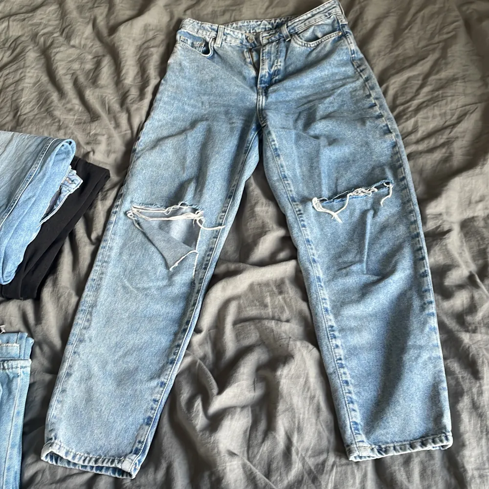 Baggy håliga jeans. Jeans & Byxor.
