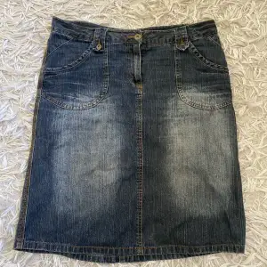 En lång jeans kjol jag köpte ett tag sen men använder nästan aldrig                   Står ej för frakt betalning❤️                                                     Längd: 60cm Midja: 45cm              kontakta privat för mer info❤️