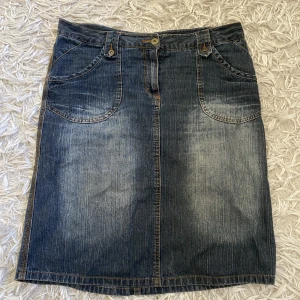 Demin skirt lång - En lång jeans kjol jag köpte ett tag sen men använder nästan aldrig                   Står ej för frakt betalning❤️                                                     Längd: 60cm Midja: 45cm              kontakta privat för mer info❤️