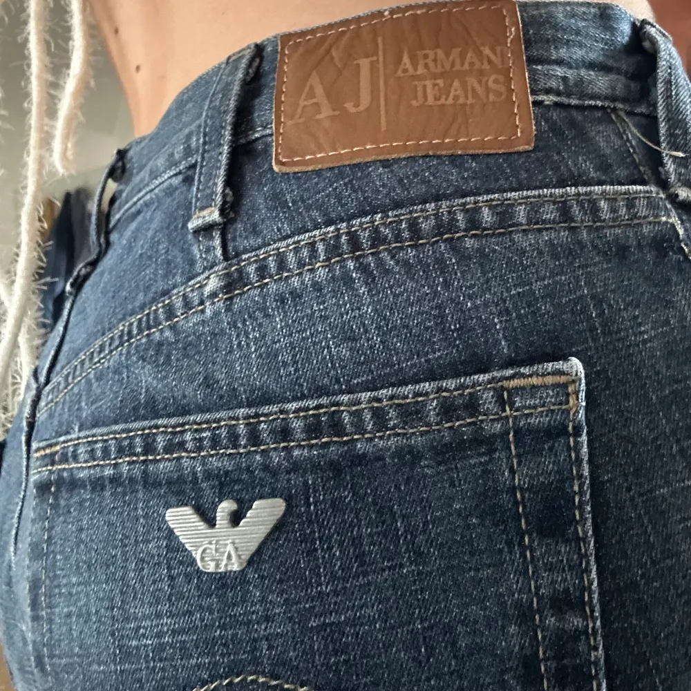 Vintage Armani jeans i superfint skick. Står storlek 33 i byxorna. Det har ett midjemått på 83 cm och innerbensmåttet är 83 cm. . Jeans & Byxor.