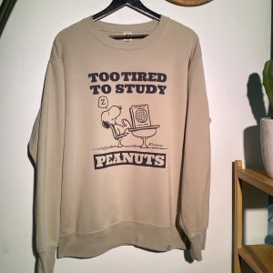 Tröja Peanuts - Snoopy peanuts "Too tired to study". 