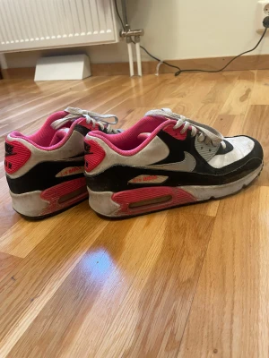 Air Max  - Säljer dessa otroligt sköna skorna som inte blivit använda så mycket så det är i bra skick!💗