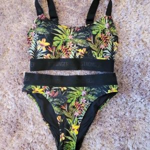 Bikini från stonger👙 - Jättefin bikini från Stonger! Den r i jättebra skick och såklart tvättad! Kan mötas upp i Göteborg, annars står köparen för frakt🤍