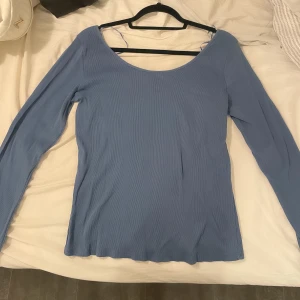Långärmad topp/tröja  - Säljer den här blå/grå långärmade tröjan i storlek M som jag köpt från river island som nu inte säljs längre 🩷