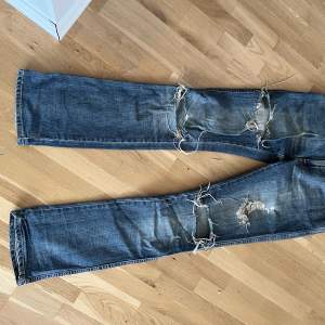 Snygga nudie jeans med skön distressing och lite bootcut, bra skick och perfekt för sommaren