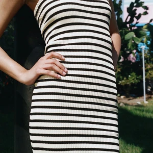 ZARA KLÄNNING - Säljer denna slutsålda tubklänning från Zara i strl S🪩💕