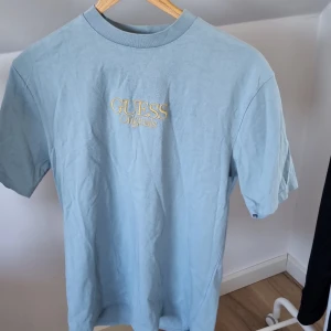 T-shirt - T-shirt från Guess blå väldigt snygg i passformen 