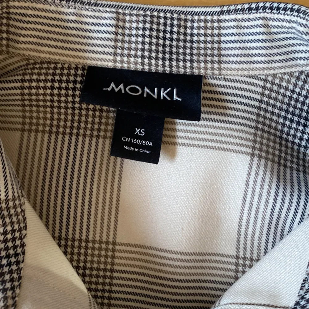 Säljer en rutig skjorta från monki! Knappt använd så är i väldigt bra skick! Skicka dm vid frågor! . Skjortor.
