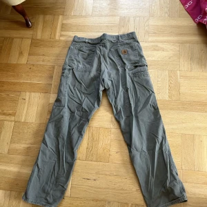 Carhartt byxor oliv gröna - Tja tja, säljer dessa snygga vintage oliv gröna carhartt byxorna. Köpte second hand för ett år sen ungefär. Skriv för fler bilder