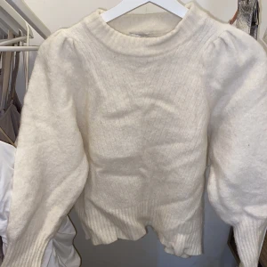 Neo noir - Stickad tröja från neo noir stl xs med puff ärmar. Bläddra längre ner i min profil så kan ni se fler bilder med den tröjan