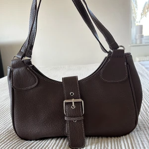 Väska - Brun handväska. Aldrig använd då den inte riktigt är min stil.