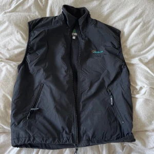 Väst - Fet väst som jag inte får användning av. Storlek S men passar mer som m.