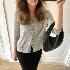 Stickad trekvartsärmad kofta glitter - Super fin stickad trekvartsärmad kofta som är glittrig, perfekt på fest eller tillvardag!! Rekomenderar starkt!