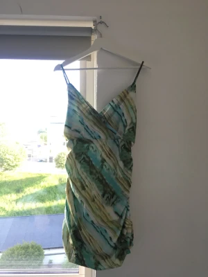 Klänning från Shein - Säljer denna snygga klänning från Shein som jag endast har testat. Det är storlek M och sitter snyggt på. 