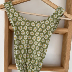 Blommig topp - Blommig topp från Pull & Bear med öppen rygg