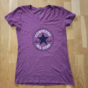 Tshirt  - Converse All Star t-shirt i fint skick. Storlek XS, men passar mig som har S också! Säljer då den inte kommer till användning. Köparen står för frakten💕