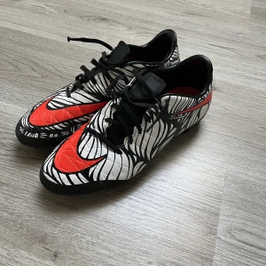 Fotbollskor - Säljer ett par riktigt feta Fotbollskor som tyvärr inte är i min storlek, skorna är i bra skick,hör av er om ni undrar någe