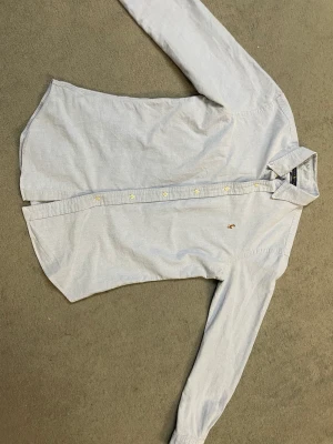 Polo Ralph lauren skjorta  - Säljer min polo skjorta som är använd 2 gånger bara, säljer pegrund ingen användning av de. Såklart äkta.