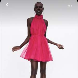 Organza klänning från Zara, säljs inte längre, aldrig använd. Frakten står köparen för, pris kan diskuteras 