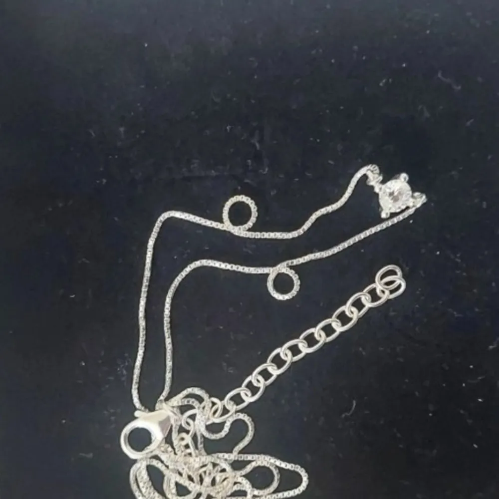 Denna halsband är sönder i kedjan!!! Originalpris 400 från safira tar ba emot swish postar samma dag eller dagen efter. Accessoarer.