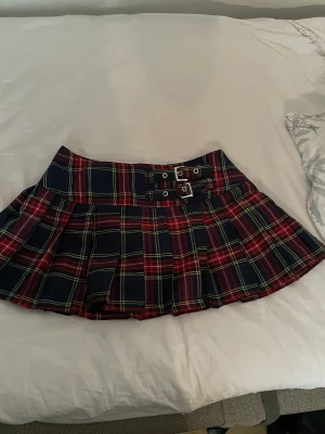 Grunge Kjol💞 - Säljes pga för liten! Jättesöt minikjol i stl XS. En knapp/metall gick av som man ser i andra bilden annars relativt ny. Nypris 499. Den kommer från butiken Shock som fanns i Gbg innan 