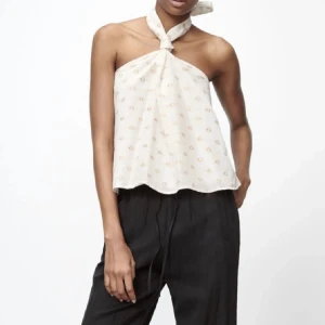 Zara topp - Supersnygg topp från Zara! Köpt förra året men kommer inte till användning. Köparen står för frakten ev. mötas upp på Lidingö/Stockholm!💗