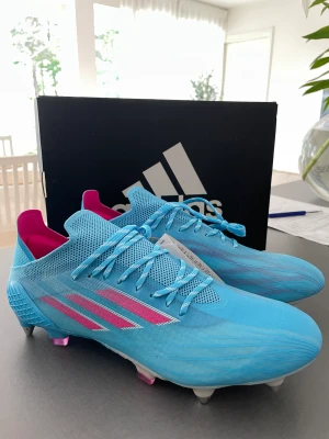 Adidas X speedflow strl 42.5 - Säljer ett par splitternya Adidas X speedflow, skruvdubb. Strl 42.5. Kan mötas i Växjö eller frakta. Pris kan diskuteras vid snabb affär!