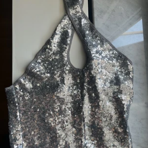 Supersnygg festtopp i silver 😍 - Silver/glittrig fest topp! Använd 1 gång😍 superfint skick, från Gina Tricot! 