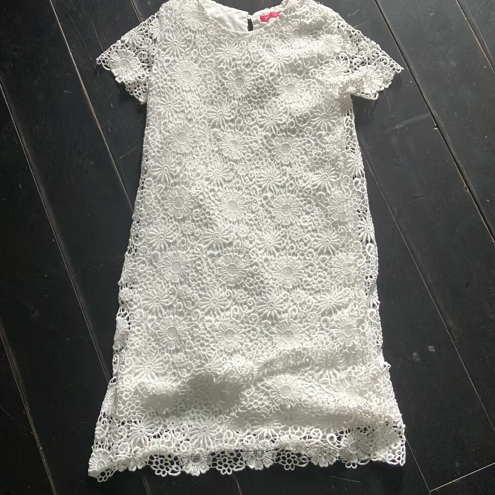 Jättesöt vit klänning som är perfekt till sommaren, den har Blom mönster och i jättebra skick! TRYCK EJ PÅ KÖP NU!!❤️. Klänningar.