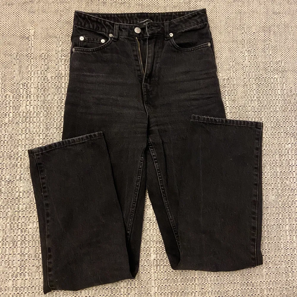 Svarta Rowe jeans från weekday. Raklånga i storlek W26/L32. Jeans & Byxor.