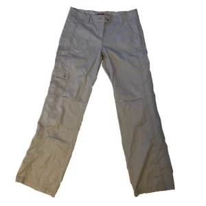 Lowwaist relaxed cargobyxor - Dessa är i nyskick! Originalpriset ligger på ca 600kr, sitter supersnyggt, de är relaxed fit som får de att bli lite bootcut-aktiga. Kan skicka mer bilder vid förfrågan🫶 storleken är 40 men skulle säga att de sitter som en S-M ungefär. Strl 34 i längd