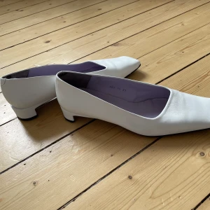 Söta skor - Jättegulliga vita skor med liten klack och square toe i storlek 39 🥰 I använt skick därmed det låga priset! 