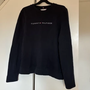 Mörkblå Tommy Hilfiger tröja - Mörkblå Tommy Hilfiger tröja 