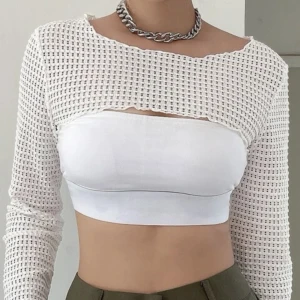 vit croppad tröja - vit croppad tröja som man kan ha över ett linne, storlek L men sitter som en S/M. fint skick, knappt använd. Köparen står för frakten!