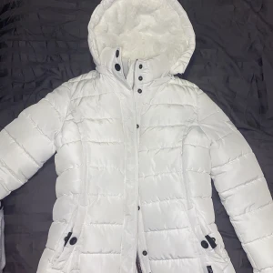 Navahoo jacka - Jätte fin navahoo jacka i storlek xs, bra skick men saknar dock fluffet runt luvan. Säljes ändast genom uppmötning Gbg💞