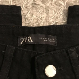 Zara jeans  - Svarta zara jeans i storlek 34 