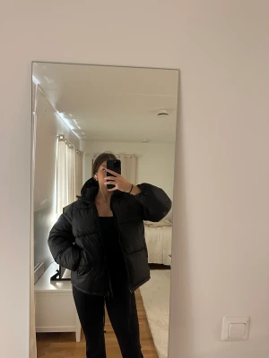 Pufferjacka - Svart oversized pufferjacka från hm i storlek S