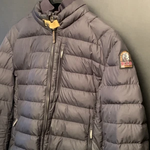 Parajumper jacka - Jag har ingen användning av den längre på grund av att jag har en ny, vill sälja den för ett skysst pris.