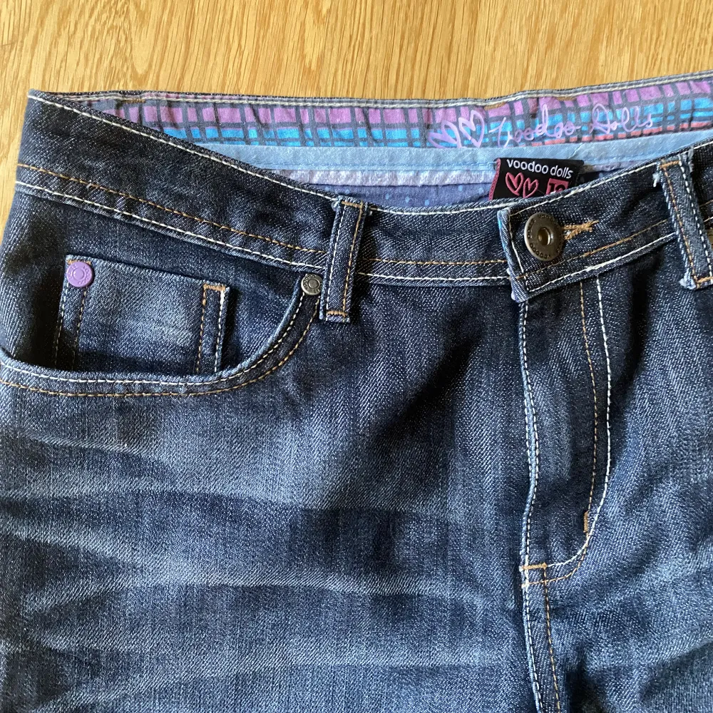 Jättefina bootcut/flare jeans med lite detaljer på fickorna. Bra kvalitet. . Jeans & Byxor.
