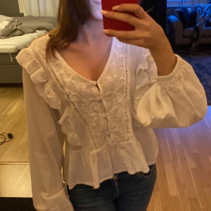 Blus  - Säljer denna blusen för att då jag tycker den är lite stor på mig annars jätte fin köpt för 380kr använt en gång!