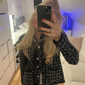 Cardigan svart ruting - En skit snygg trendig  cardigan från Zara. Svart vit rutig med fina Blom knappar och lite glitter. Passar bra som höst kofta men även snygg vardaglig. Säljs inte längre!Köpt på Sellpy . Säljer pga inte kommer till användning. Köparen står för frakt 🖤🤍