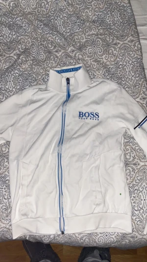 2 Hugo boss tröjor - Dåligt skick på båda hål i den svara vid armen säljer billigt