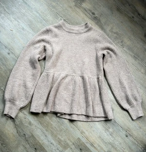 Stickad tröja  - Jättefin stickad tröja som enbart används enstaka gång. Lite stor i storlek 