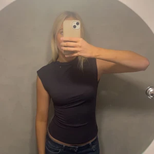 GinaTricot topp - Säljer denna toppen ifrån GinaTricot. Så skön i materialet och använd ett fåtal gånger. Snabbt köp 80kr. Hör av dig kring fler  bilder eller frågor💓